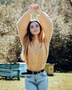 femme serbe qui danse la nuit